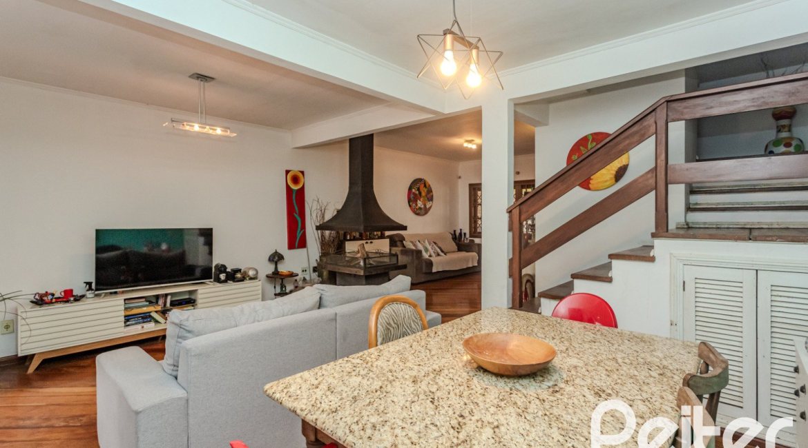 Casa à venda com 176m², 3 dormitórios, 1 suíte, 4 vagas, no bairro Jardim Isabel em Porto Alegre
