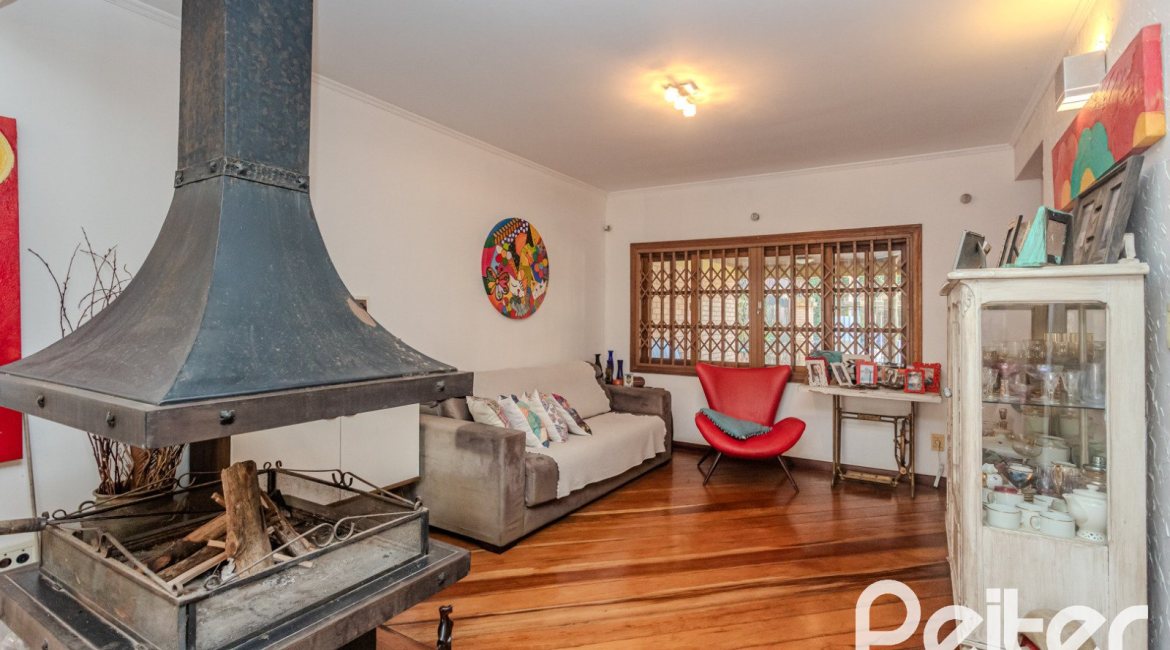 Casa à venda com 176m², 3 dormitórios, 1 suíte, 4 vagas, no bairro Jardim Isabel em Porto Alegre