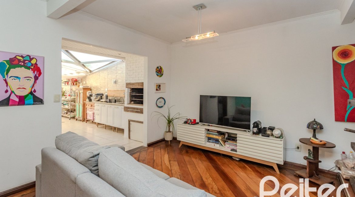 Casa à venda com 176m², 3 dormitórios, 1 suíte, 4 vagas, no bairro Jardim Isabel em Porto Alegre