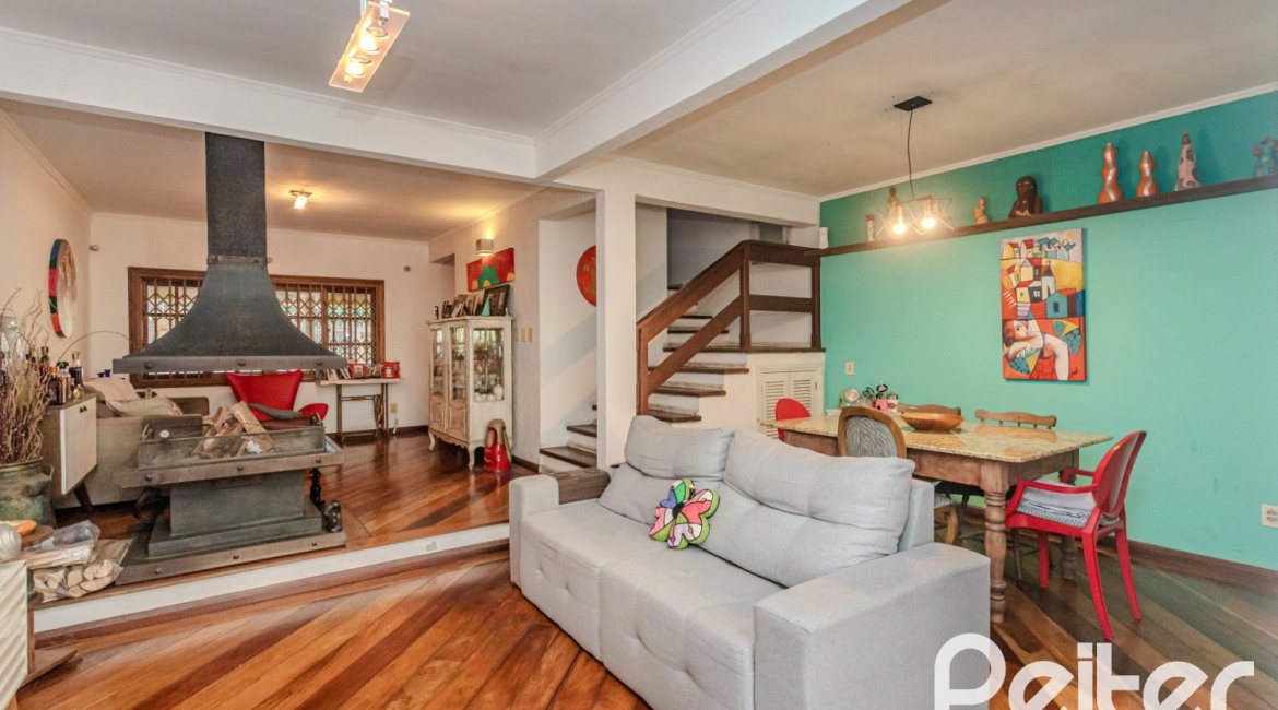 Casa à venda com 176m², 3 dormitórios, 1 suíte, 4 vagas, no bairro Jardim Isabel em Porto Alegre