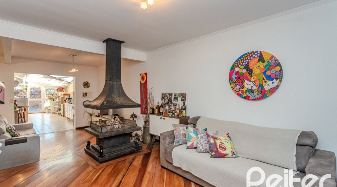 Casa à venda com 176m², 3 dormitórios, 1 suíte, 4 vagas, no bairro Jardim Isabel em Porto Alegre