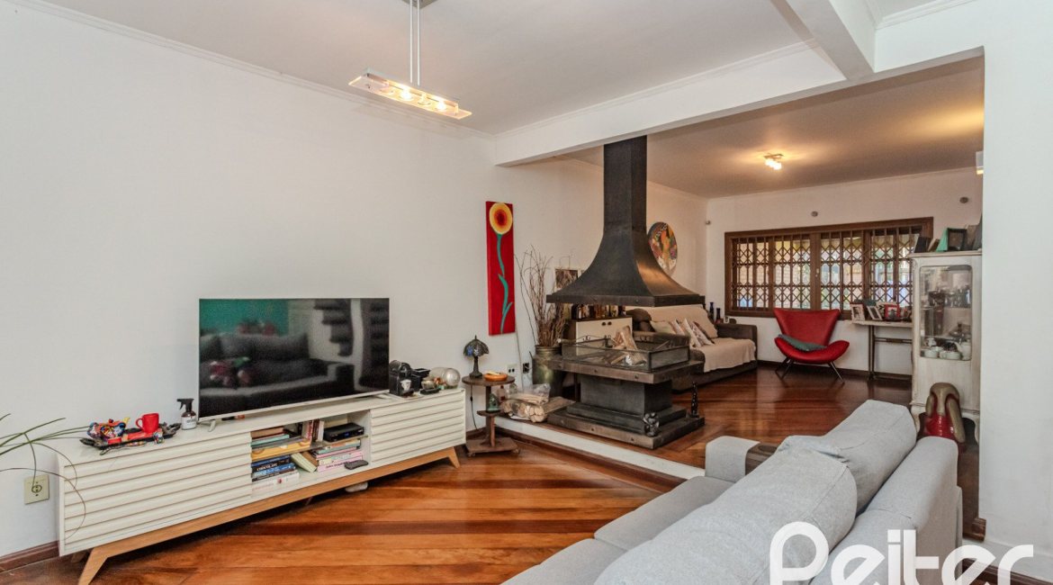 Casa à venda com 176m², 3 dormitórios, 1 suíte, 4 vagas, no bairro Jardim Isabel em Porto Alegre