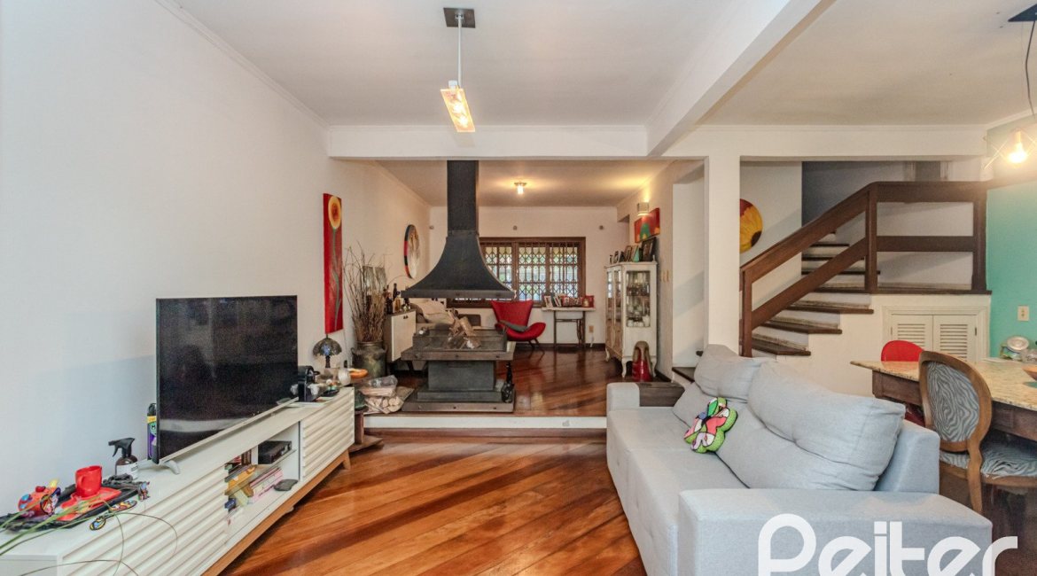 Casa à venda com 176m², 3 dormitórios, 1 suíte, 4 vagas, no bairro Jardim Isabel em Porto Alegre