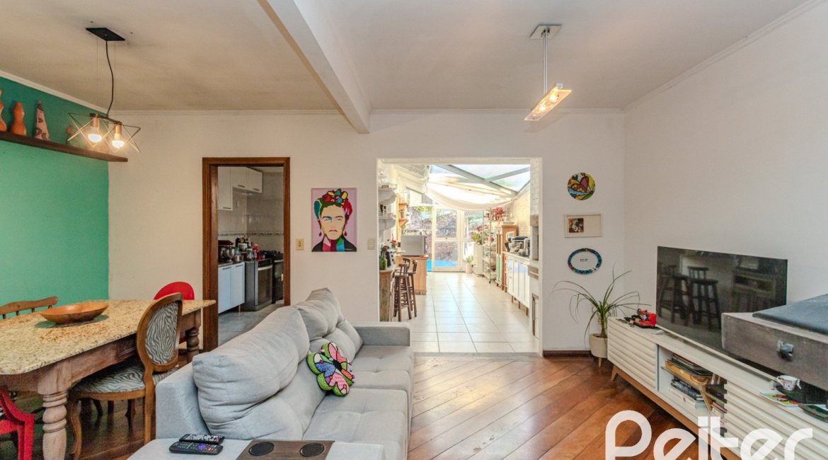 Casa à venda com 176m², 3 dormitórios, 1 suíte, 4 vagas, no bairro Jardim Isabel em Porto Alegre