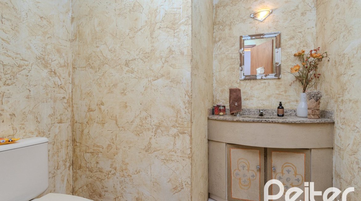Casa à venda com 176m², 3 dormitórios, 1 suíte, 4 vagas, no bairro Jardim Isabel em Porto Alegre