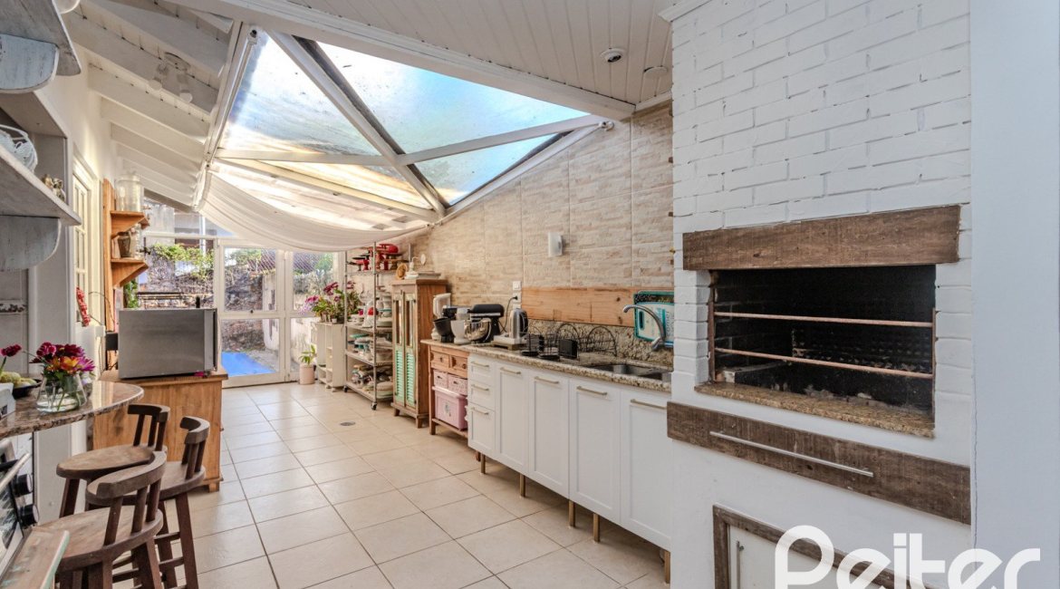 Casa à venda com 176m², 3 dormitórios, 1 suíte, 4 vagas, no bairro Jardim Isabel em Porto Alegre