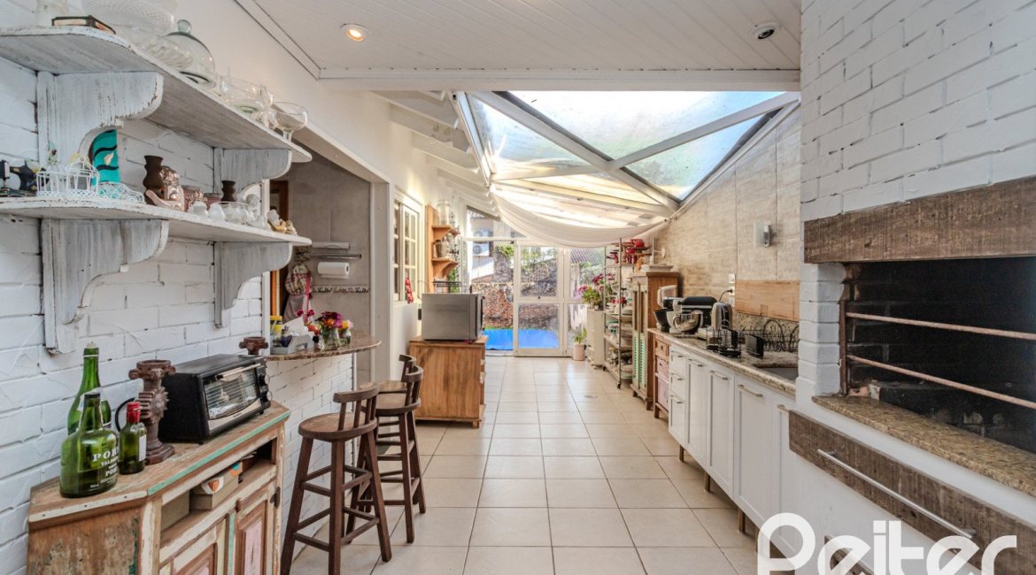 Casa à venda com 176m², 3 dormitórios, 1 suíte, 4 vagas, no bairro Jardim Isabel em Porto Alegre