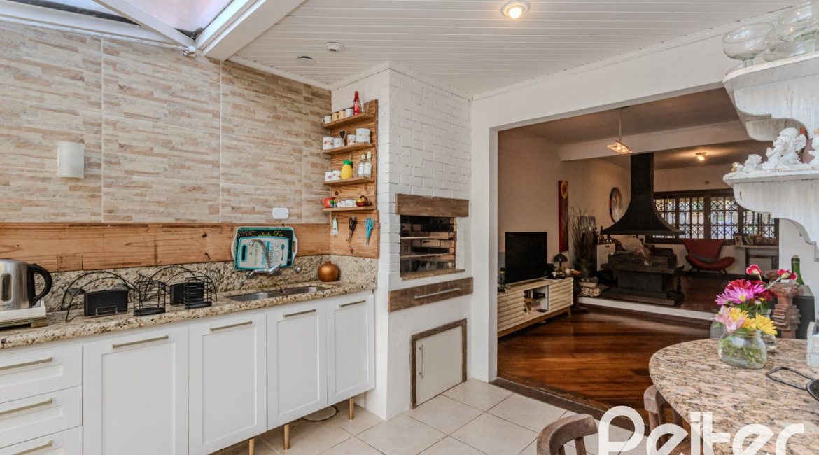 Casa à venda com 176m², 3 dormitórios, 1 suíte, 4 vagas, no bairro Jardim Isabel em Porto Alegre