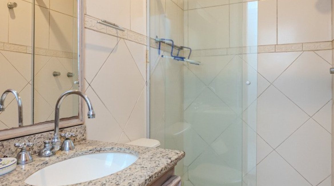 Casa à venda com 176m², 3 dormitórios, 1 suíte, 4 vagas, no bairro Jardim Isabel em Porto Alegre