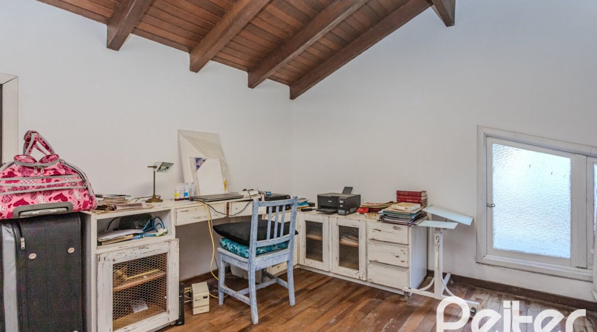 Casa à venda com 176m², 3 dormitórios, 1 suíte, 4 vagas, no bairro Jardim Isabel em Porto Alegre