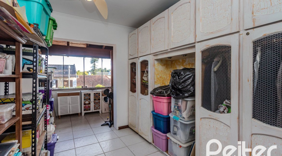Casa à venda com 176m², 3 dormitórios, 1 suíte, 4 vagas, no bairro Jardim Isabel em Porto Alegre