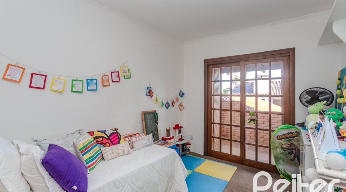 Casa à venda com 176m², 3 dormitórios, 1 suíte, 4 vagas, no bairro Jardim Isabel em Porto Alegre