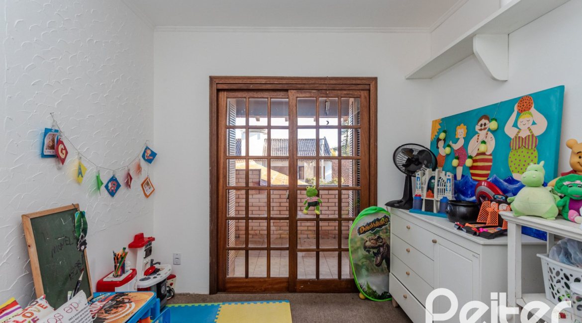 Casa à venda com 176m², 3 dormitórios, 1 suíte, 4 vagas, no bairro Jardim Isabel em Porto Alegre