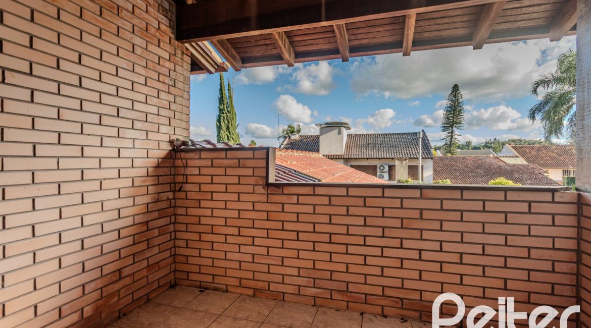 Casa à venda com 176m², 3 dormitórios, 1 suíte, 4 vagas, no bairro Jardim Isabel em Porto Alegre