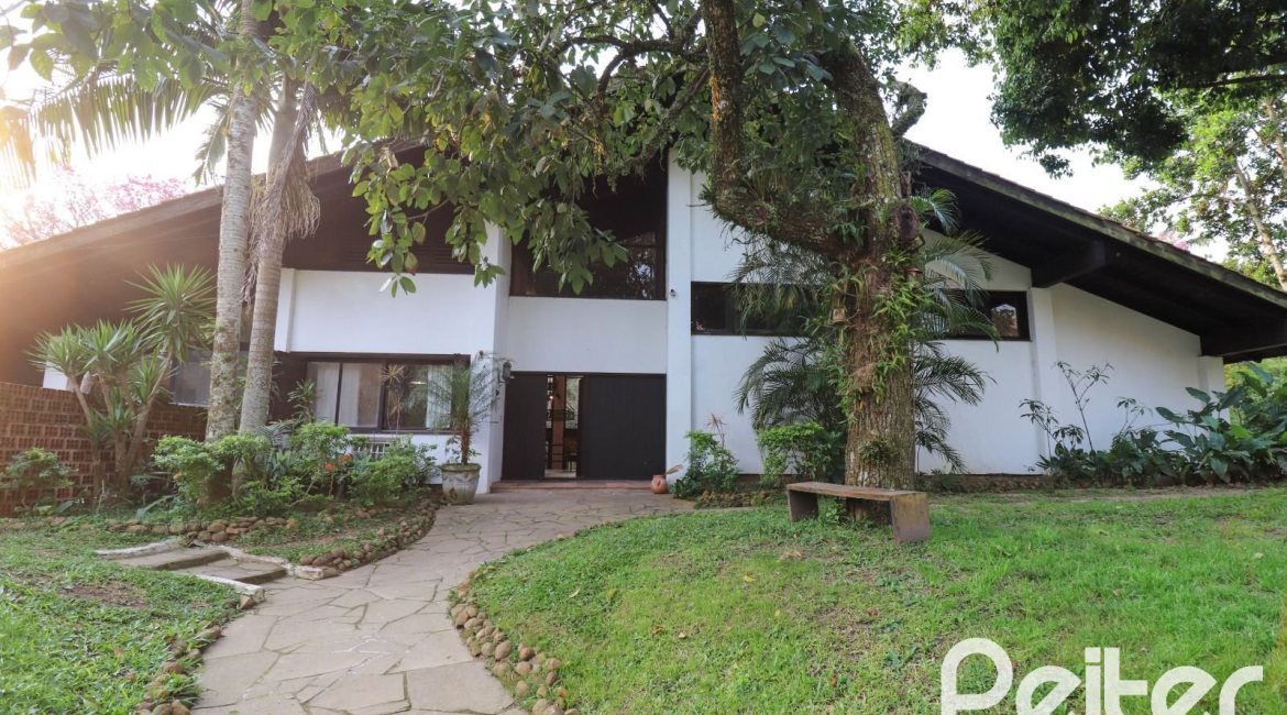 Casa à venda com 523m², 4 dormitórios, 2 suítes, 4 vagas, no bairro Tristeza em Porto Alegre