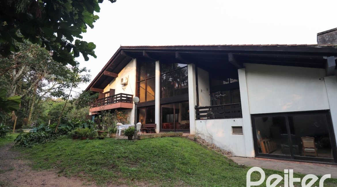 Casa à venda com 523m², 4 dormitórios, 2 suítes, 4 vagas, no bairro Tristeza em Porto Alegre