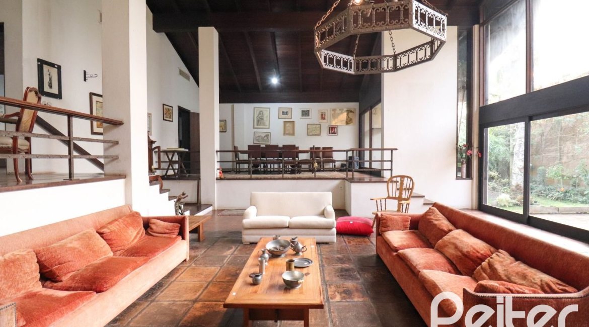 Casa à venda com 523m², 4 dormitórios, 2 suítes, 4 vagas, no bairro Tristeza em Porto Alegre