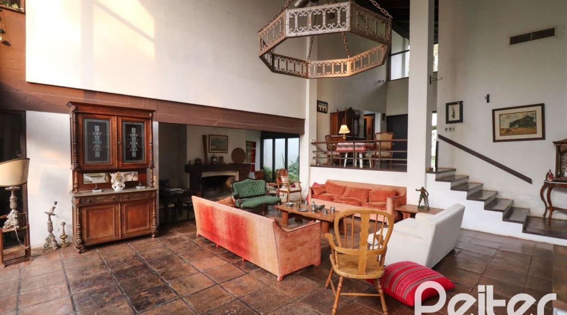 Casa à venda com 523m², 4 dormitórios, 2 suítes, 4 vagas, no bairro Tristeza em Porto Alegre