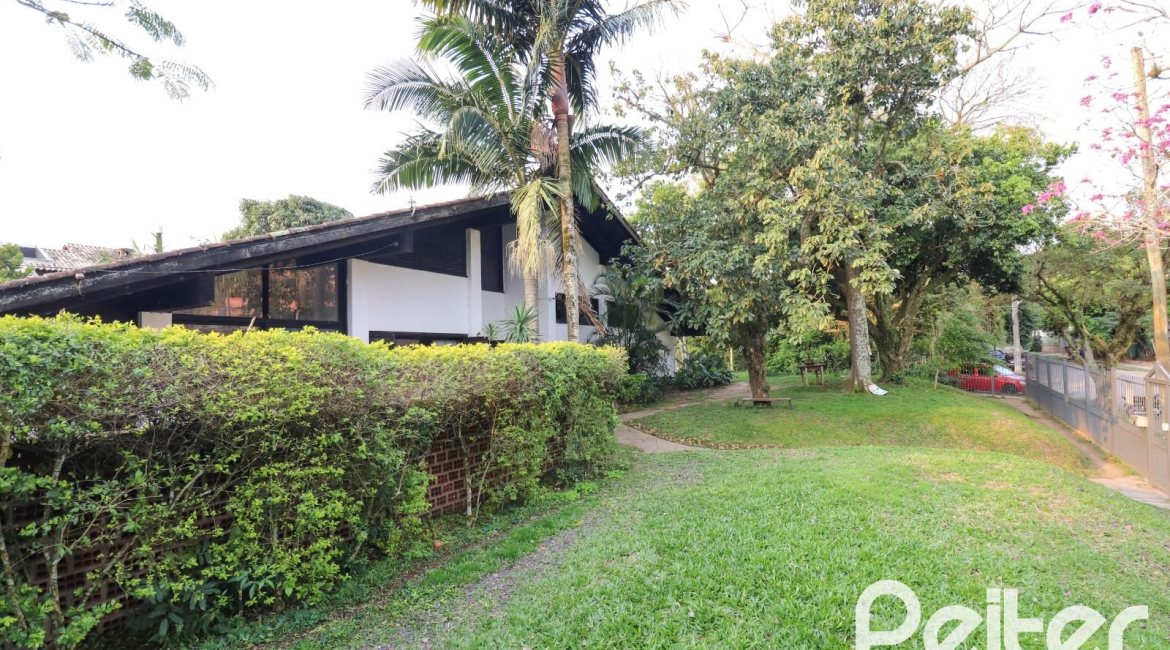 Casa à venda com 523m², 4 dormitórios, 2 suítes, 4 vagas, no bairro Tristeza em Porto Alegre