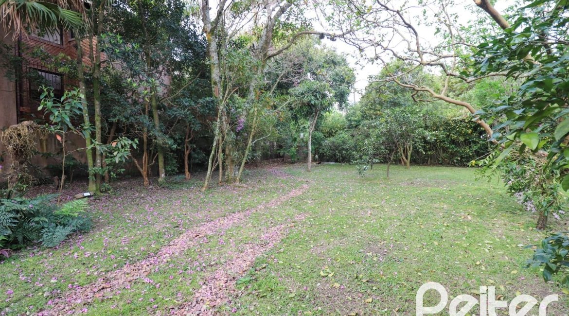 Casa à venda com 523m², 4 dormitórios, 2 suítes, 4 vagas, no bairro Tristeza em Porto Alegre