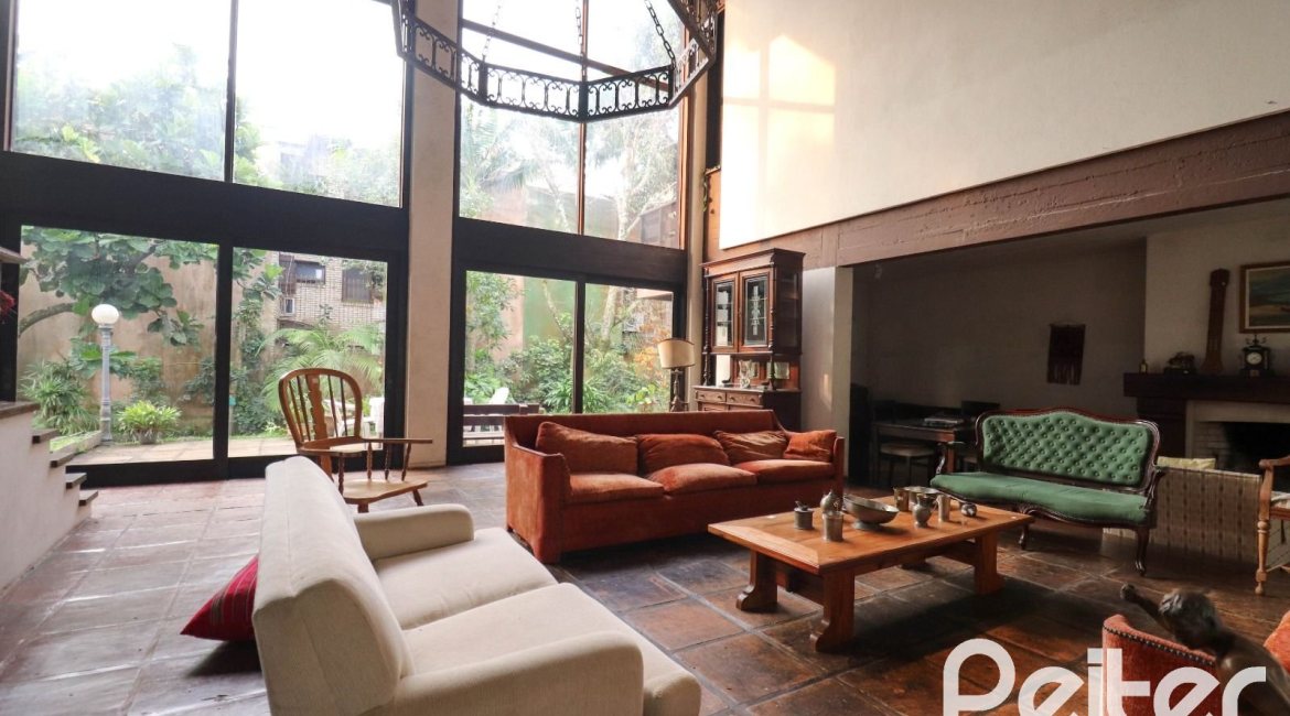 Casa à venda com 523m², 4 dormitórios, 2 suítes, 4 vagas, no bairro Tristeza em Porto Alegre