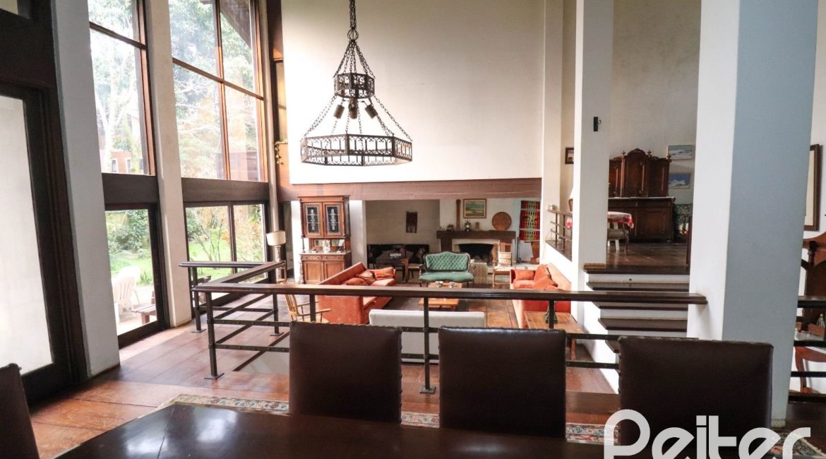 Casa à venda com 523m², 4 dormitórios, 2 suítes, 4 vagas, no bairro Tristeza em Porto Alegre