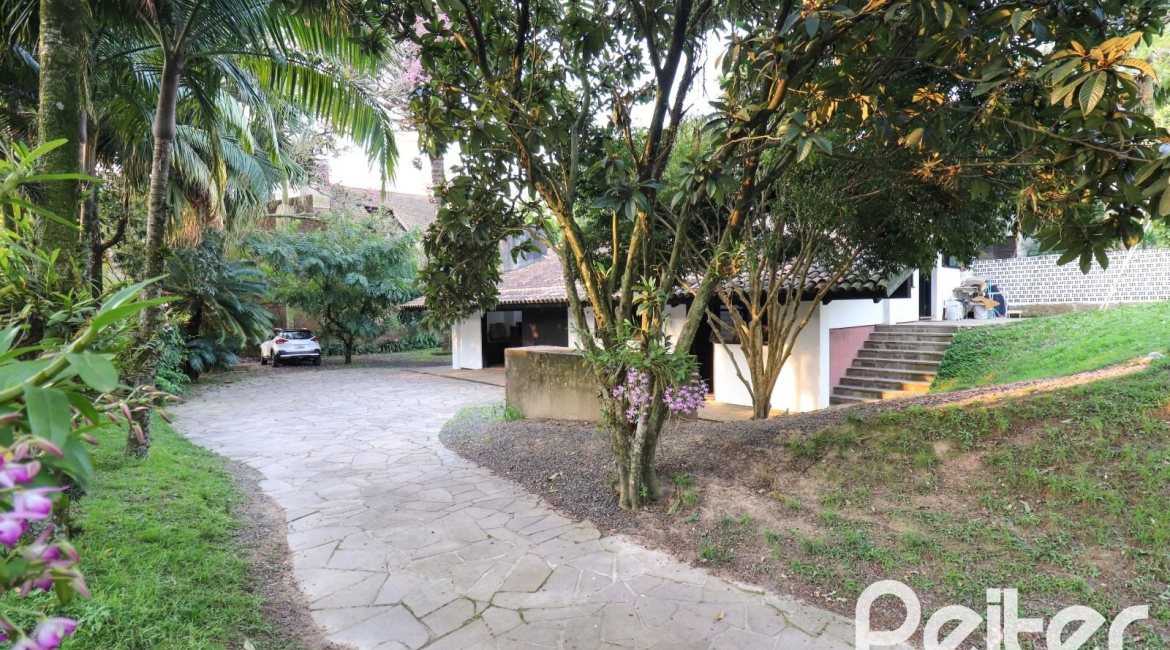 Casa à venda com 523m², 4 dormitórios, 2 suítes, 4 vagas, no bairro Tristeza em Porto Alegre
