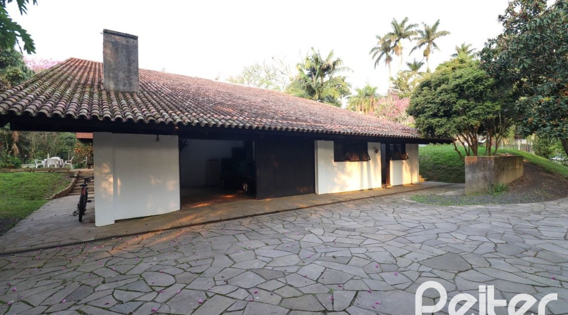 Casa à venda com 523m², 4 dormitórios, 2 suítes, 4 vagas, no bairro Tristeza em Porto Alegre