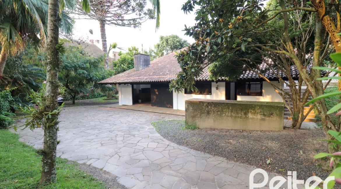 Casa à venda com 523m², 4 dormitórios, 2 suítes, 4 vagas, no bairro Tristeza em Porto Alegre