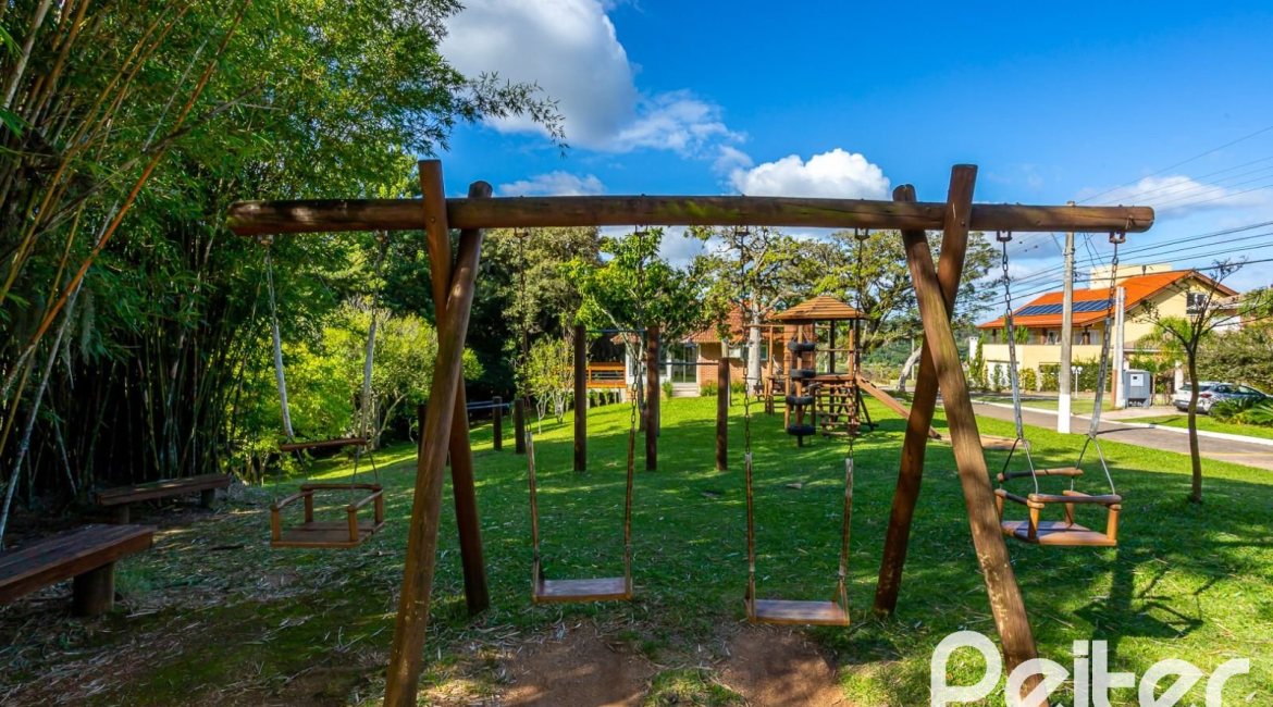 Casa em Condomínio à venda com 560m², 5 dormitórios, 2 suítes, 5 vagas, no bairro Campo Novo em Porto Alegre