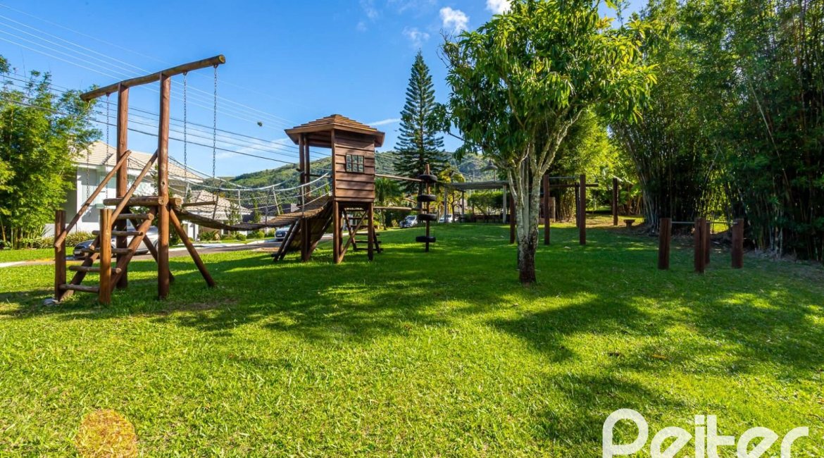 Casa em Condomínio à venda com 560m², 5 dormitórios, 2 suítes, 5 vagas, no bairro Campo Novo em Porto Alegre