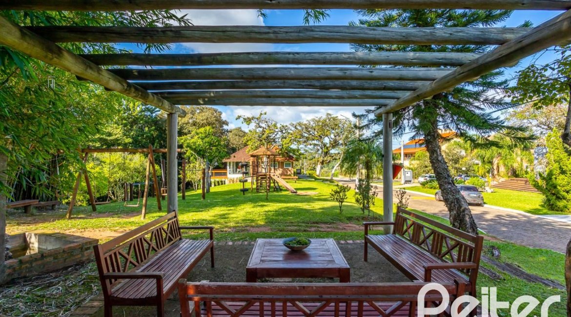 Casa em Condomínio à venda com 560m², 5 dormitórios, 2 suítes, 5 vagas, no bairro Campo Novo em Porto Alegre