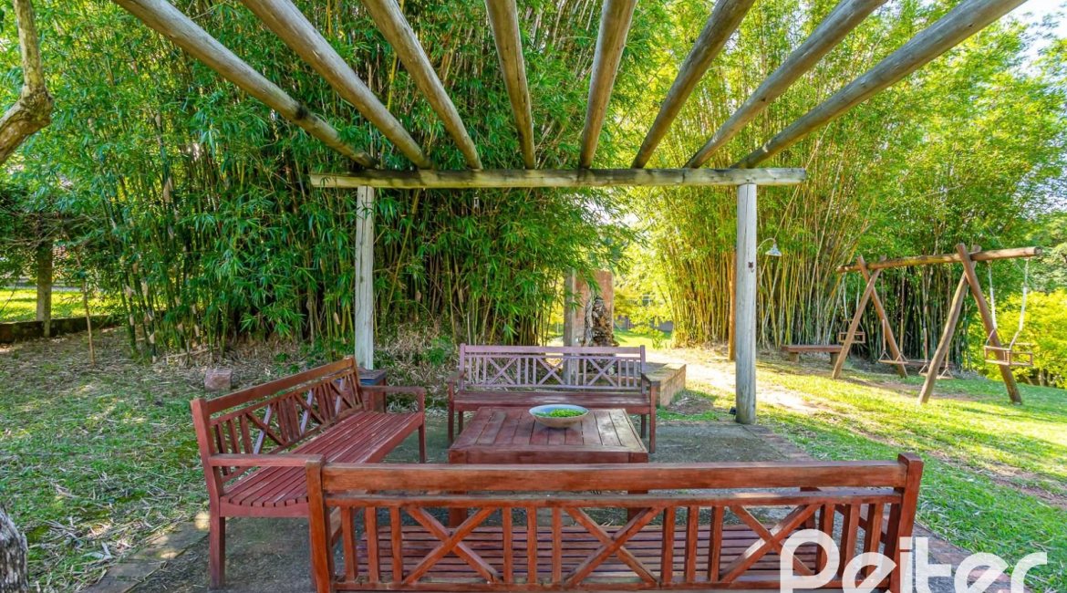 Casa em Condomínio à venda com 560m², 5 dormitórios, 2 suítes, 5 vagas, no bairro Campo Novo em Porto Alegre