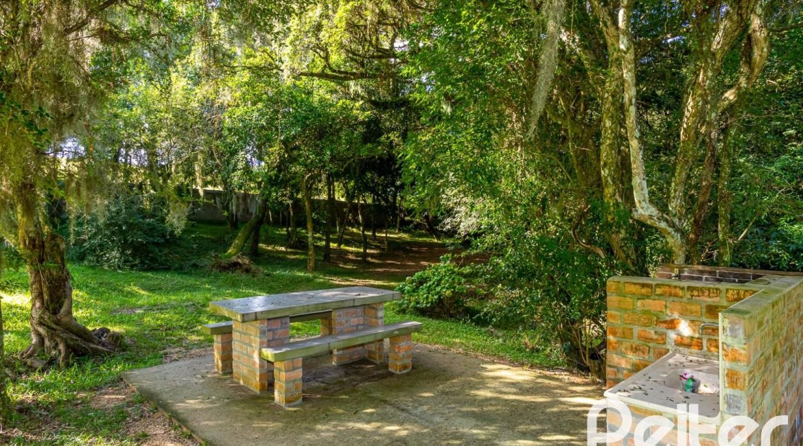 Casa em Condomínio à venda com 560m², 5 dormitórios, 2 suítes, 5 vagas, no bairro Campo Novo em Porto Alegre