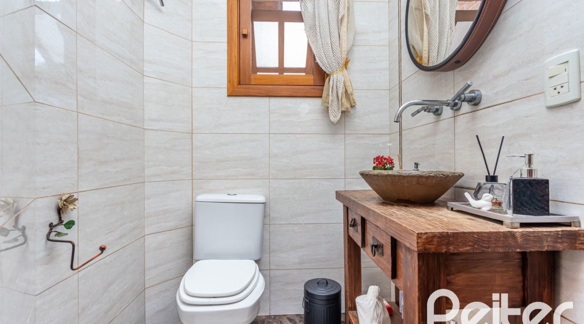 Casa em Condomínio à venda com 560m², 5 dormitórios, 2 suítes, 5 vagas, no bairro Campo Novo em Porto Alegre