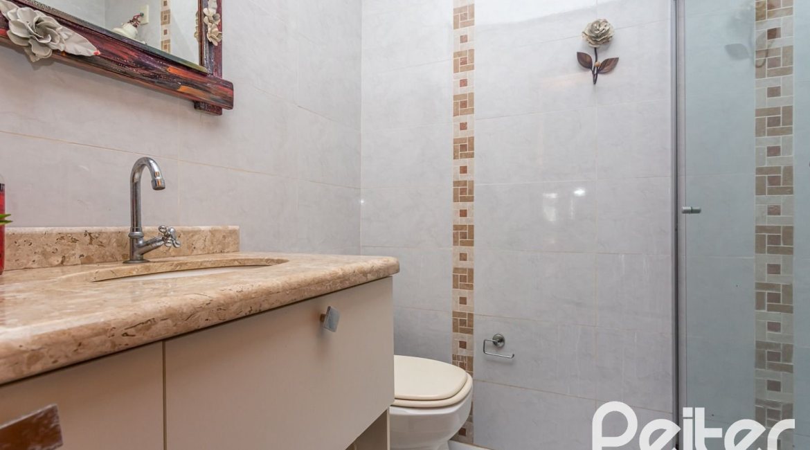 Casa em Condomínio à venda com 560m², 5 dormitórios, 2 suítes, 5 vagas, no bairro Campo Novo em Porto Alegre