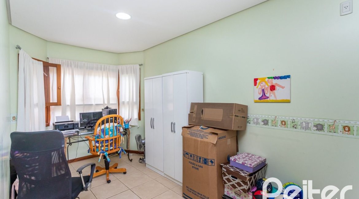 Casa em Condomínio à venda com 560m², 5 dormitórios, 2 suítes, 5 vagas, no bairro Campo Novo em Porto Alegre