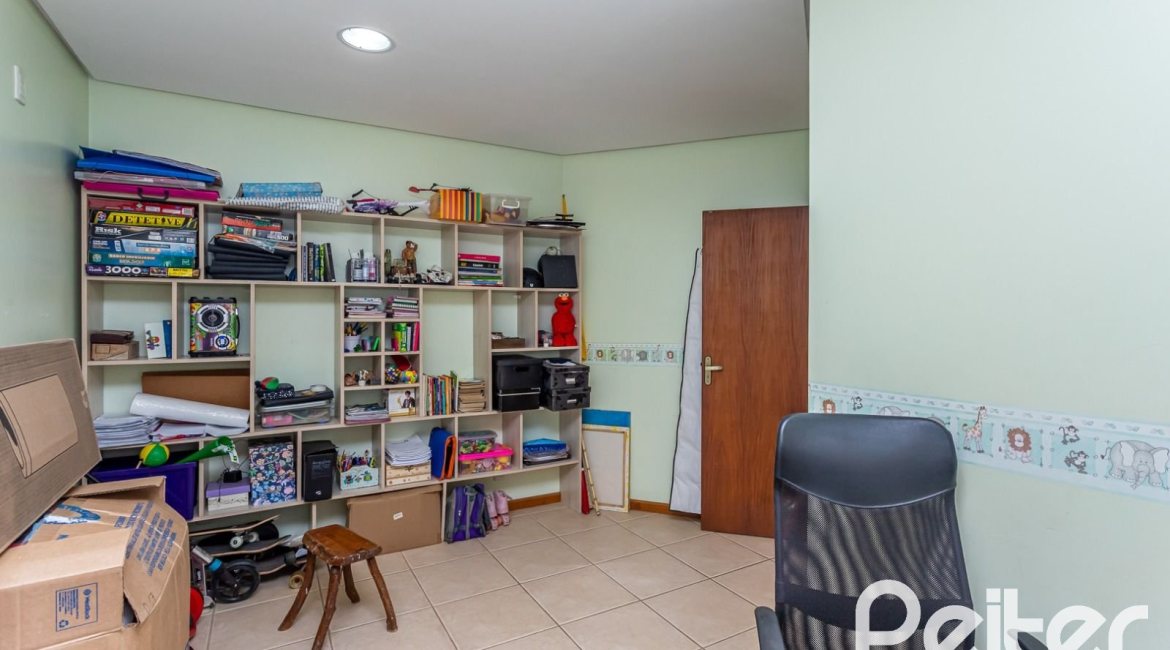 Casa em Condomínio à venda com 560m², 5 dormitórios, 2 suítes, 5 vagas, no bairro Campo Novo em Porto Alegre