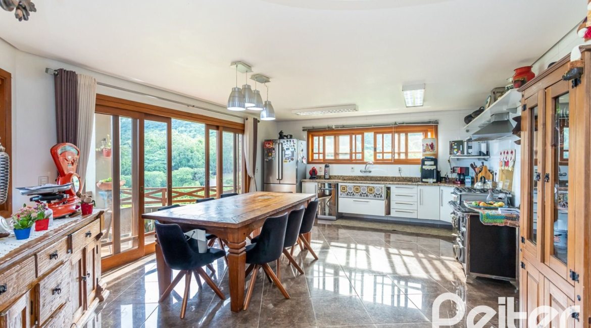 Casa em Condomínio à venda com 560m², 5 dormitórios, 2 suítes, 5 vagas, no bairro Campo Novo em Porto Alegre