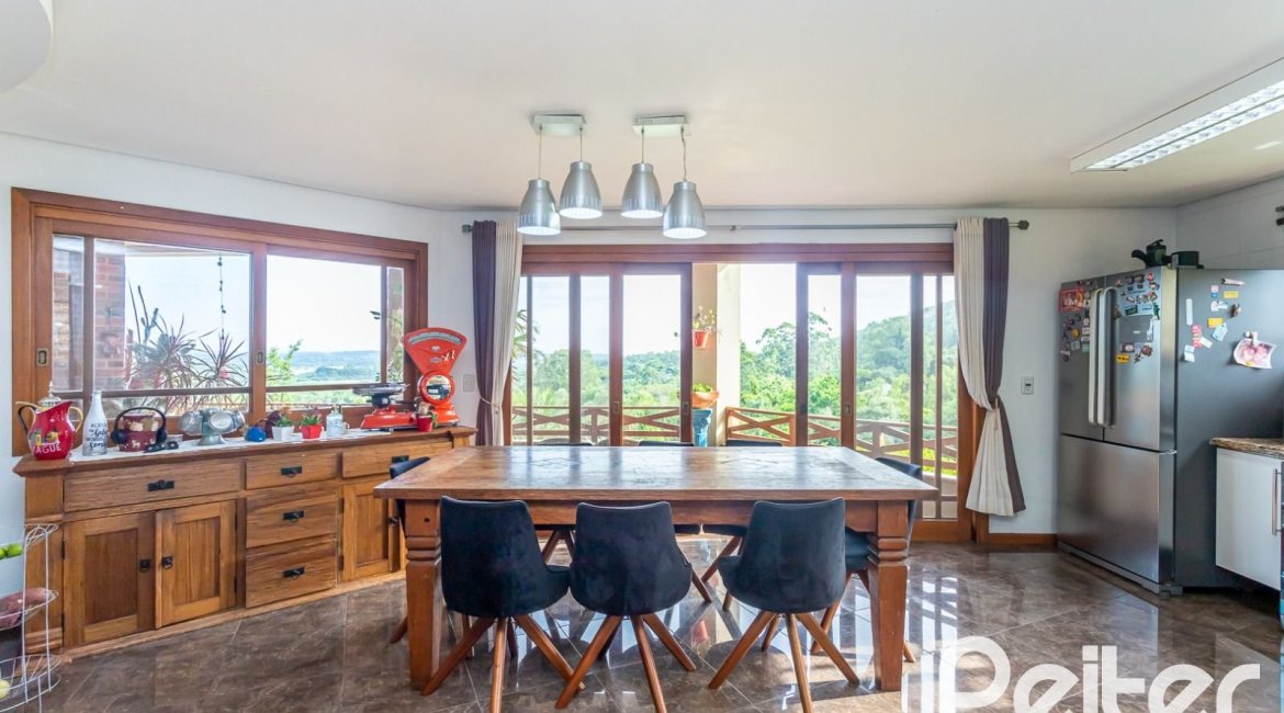 Casa em Condomínio à venda com 560m², 5 dormitórios, 2 suítes, 5 vagas, no bairro Campo Novo em Porto Alegre