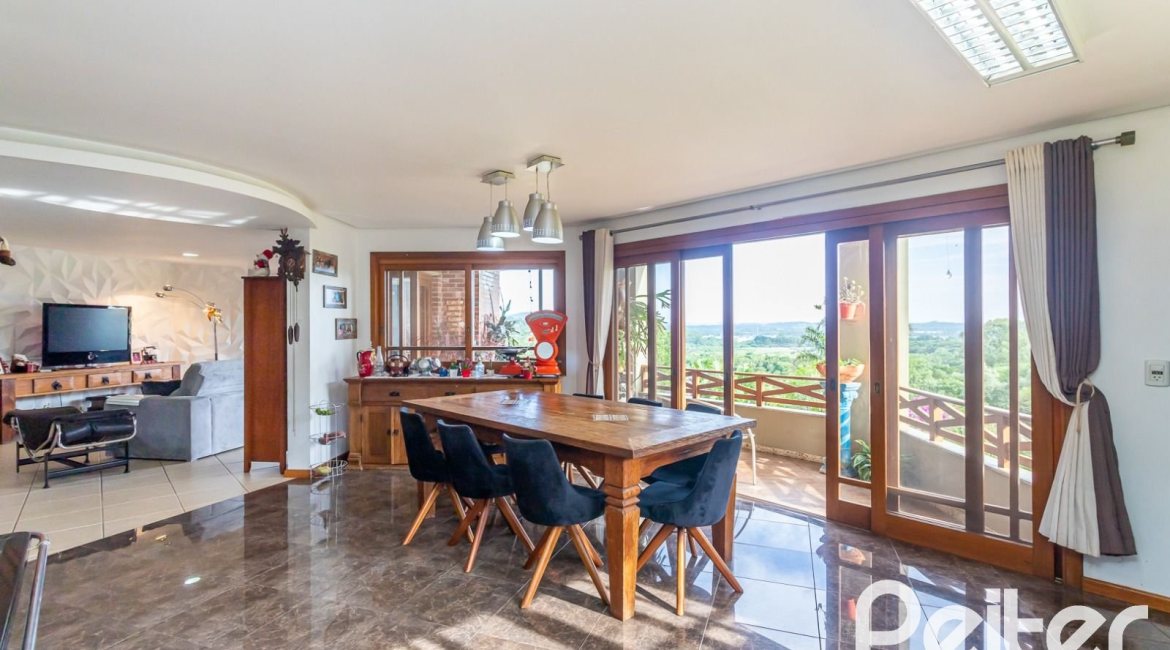 Casa em Condomínio à venda com 560m², 5 dormitórios, 2 suítes, 5 vagas, no bairro Campo Novo em Porto Alegre