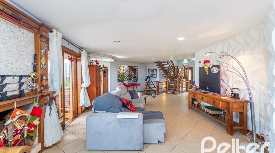 Casa em Condomínio à venda com 560m², 5 dormitórios, 2 suítes, 5 vagas, no bairro Campo Novo em Porto Alegre