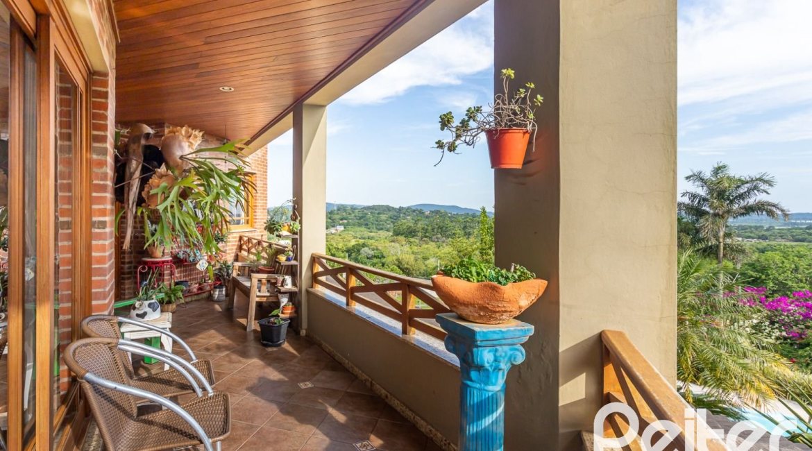 Casa em Condomínio à venda com 560m², 5 dormitórios, 2 suítes, 5 vagas, no bairro Campo Novo em Porto Alegre