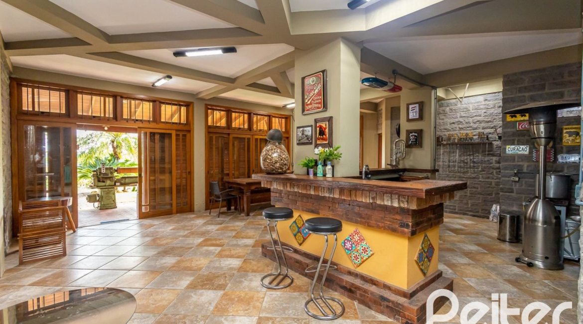 Casa em Condomínio à venda com 560m², 5 dormitórios, 2 suítes, 5 vagas, no bairro Campo Novo em Porto Alegre