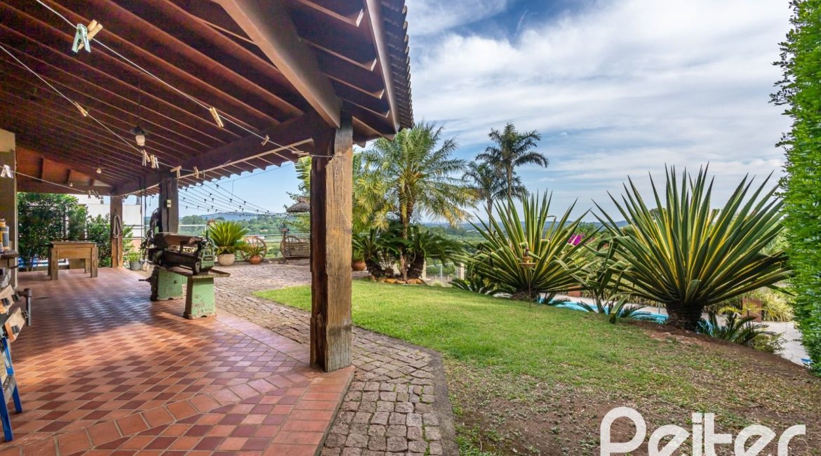 Casa em Condomínio à venda com 560m², 5 dormitórios, 2 suítes, 5 vagas, no bairro Campo Novo em Porto Alegre