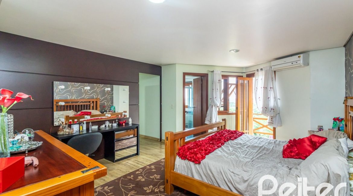 Casa em Condomínio à venda com 560m², 5 dormitórios, 2 suítes, 5 vagas, no bairro Campo Novo em Porto Alegre