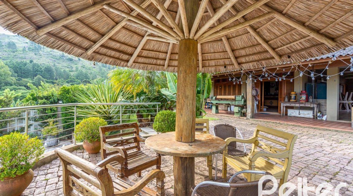 Casa em Condomínio à venda com 560m², 5 dormitórios, 2 suítes, 5 vagas, no bairro Campo Novo em Porto Alegre