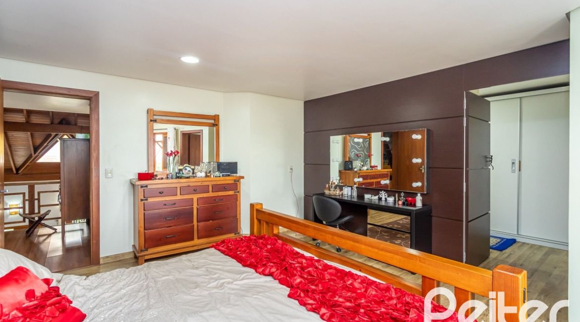 Casa em Condomínio à venda com 560m², 5 dormitórios, 2 suítes, 5 vagas, no bairro Campo Novo em Porto Alegre