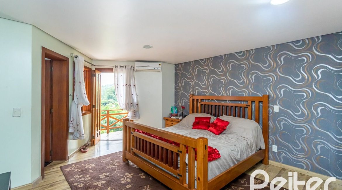 Casa em Condomínio à venda com 560m², 5 dormitórios, 2 suítes, 5 vagas, no bairro Campo Novo em Porto Alegre