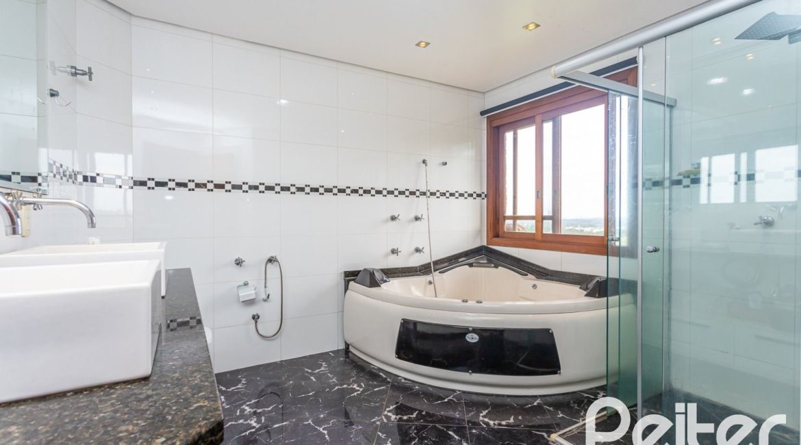 Casa em Condomínio à venda com 560m², 5 dormitórios, 2 suítes, 5 vagas, no bairro Campo Novo em Porto Alegre